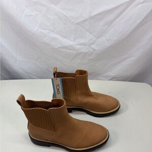 TOMS Women's Cort Chelsea Boots Size 5 Tan New with Tags
